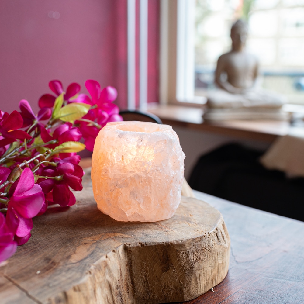 Portavelas rosa sal del Himalaya con estatua Buda