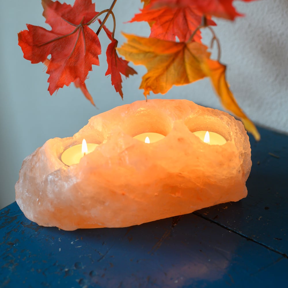 Portavelas Sal del Himalaya con tres velas pequeñas encendidas