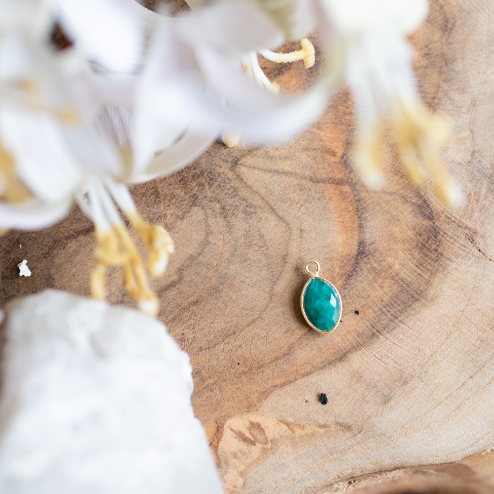 Esmeralda verde encima de madera