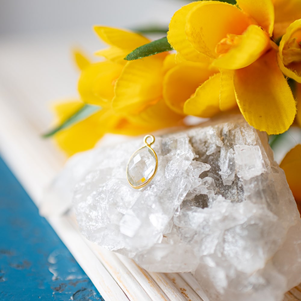 gema diamante flores amarillas