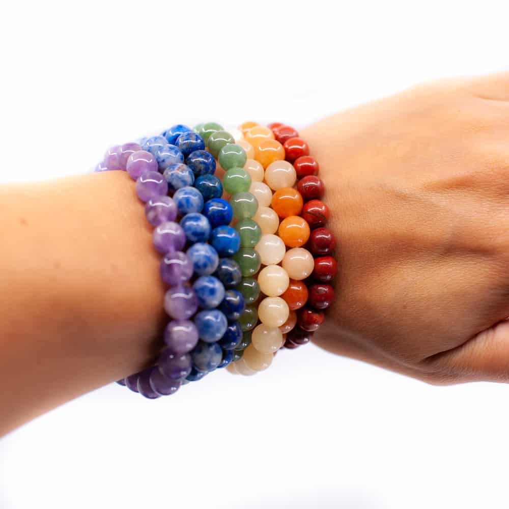 brazo con siete pulseras de los colores de los siete chakras