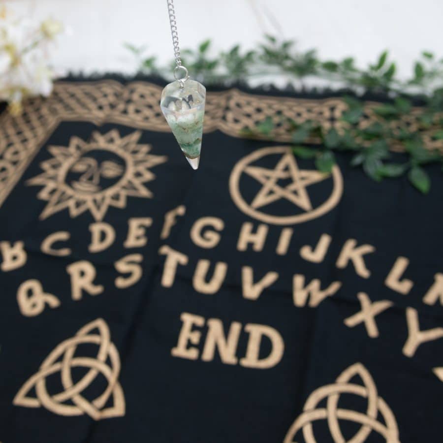péndulo ouija letras doradas fondo negro