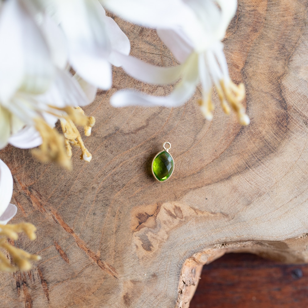 Colgante peridoto verde encima de madera