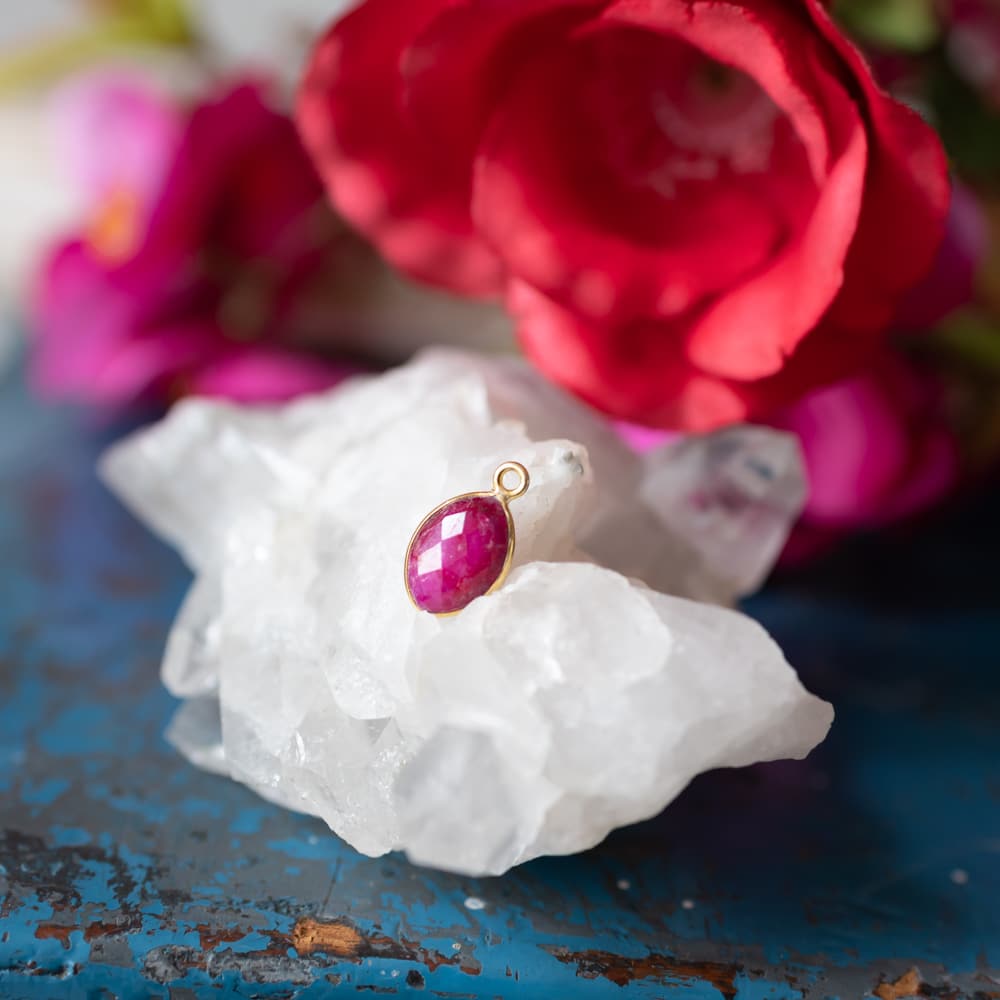 Colgante Rubí rojo encima de una piedra