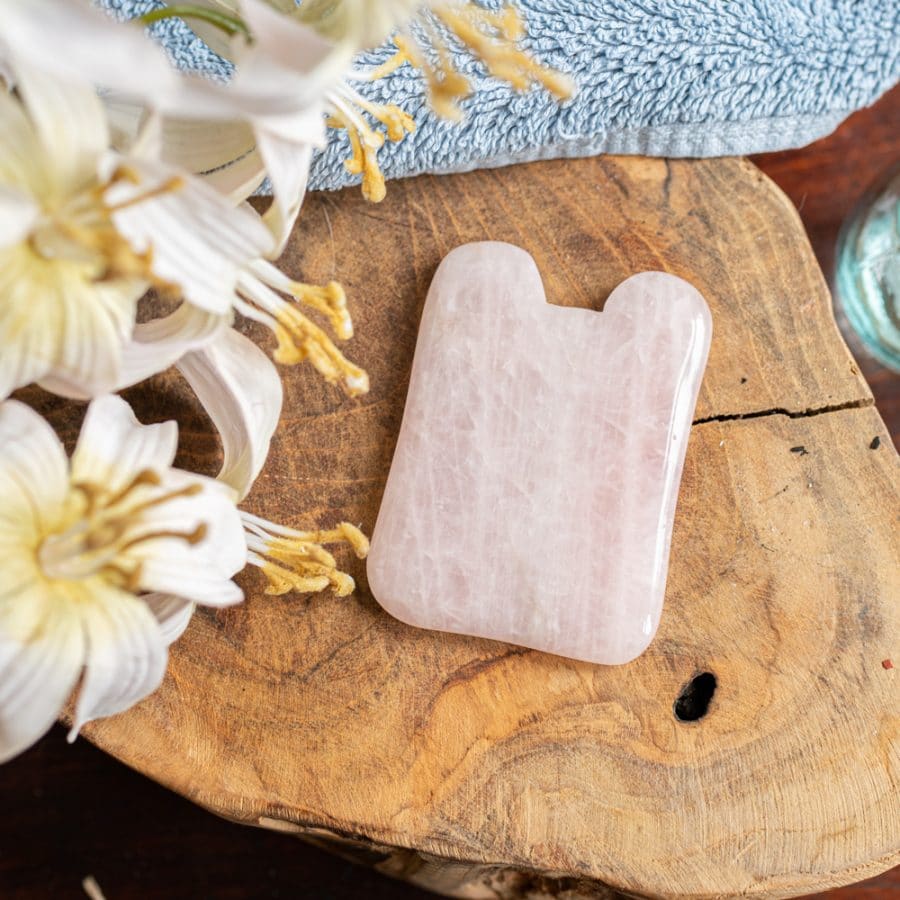 gua sha rectangular de cuarzo rosa