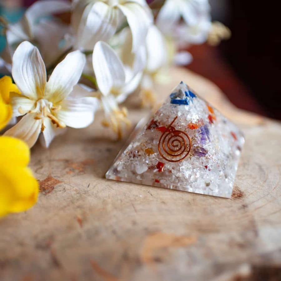 pirámide orgonita cristal de roca chakras spiru