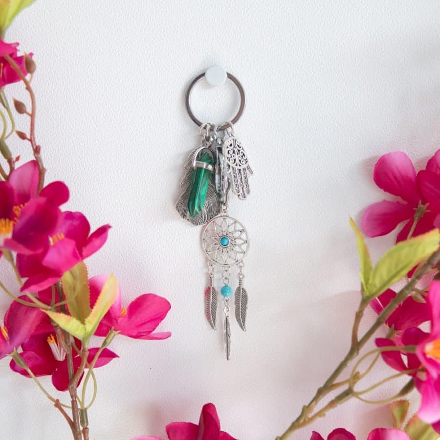 Llavera con atrapasueños mano hamsa y una piedra verde