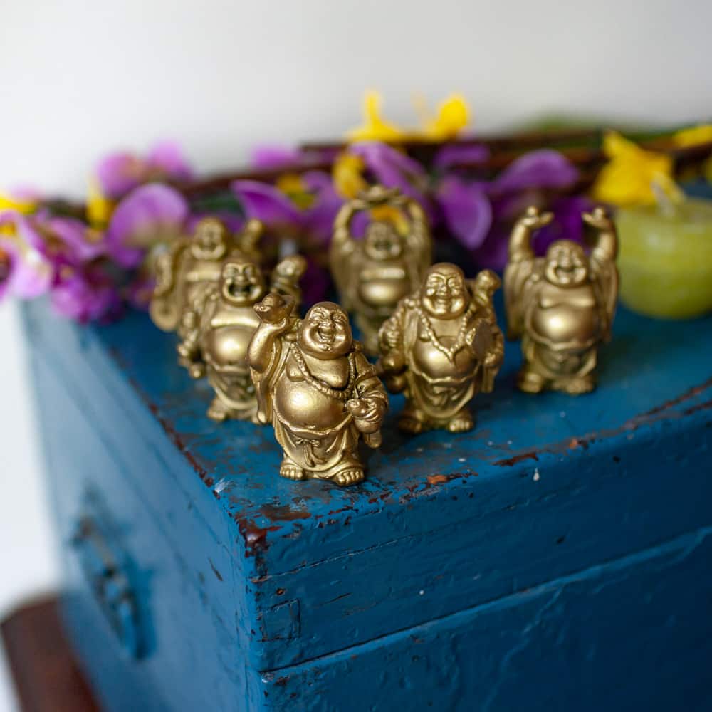 varias estatuas de buda de color dorado