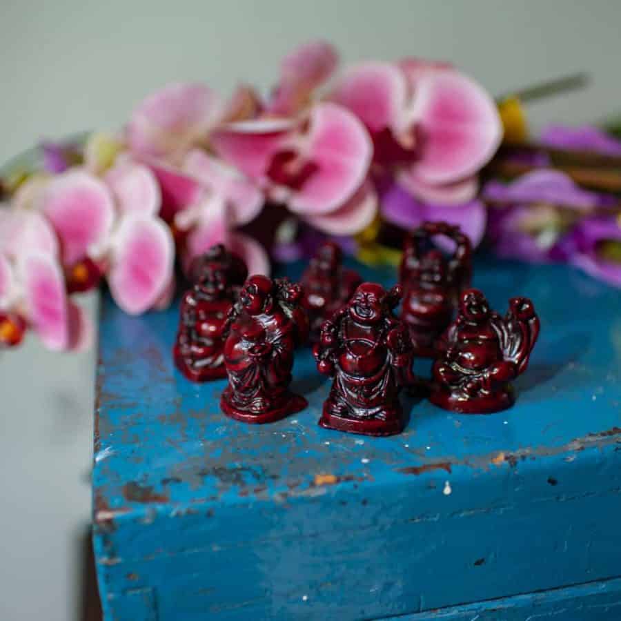 varias estatuas de buda de color rojo