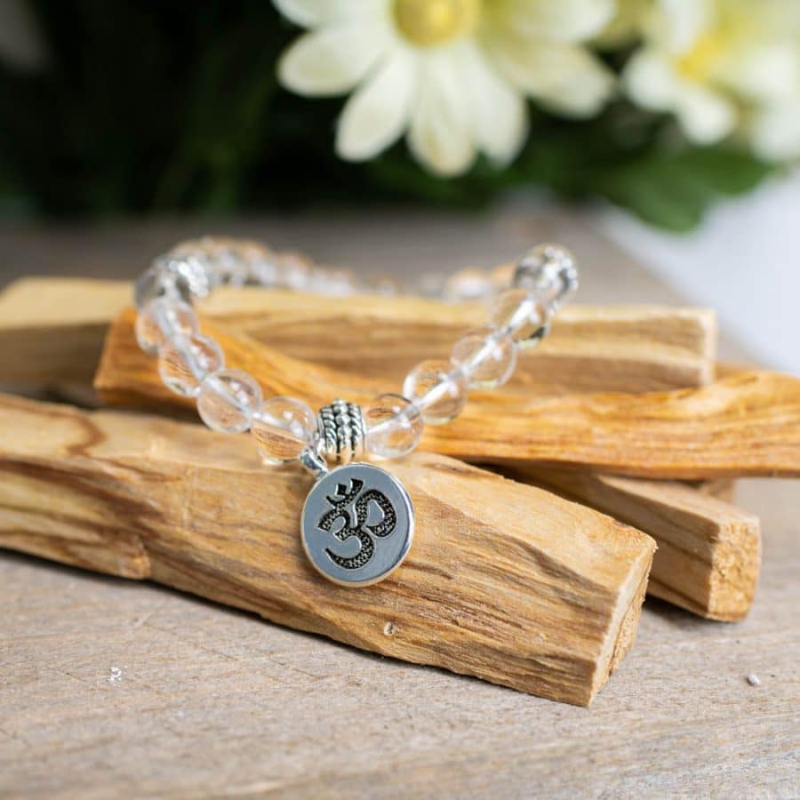 pulsera con cristal de roca y colgante con símbolo ohm