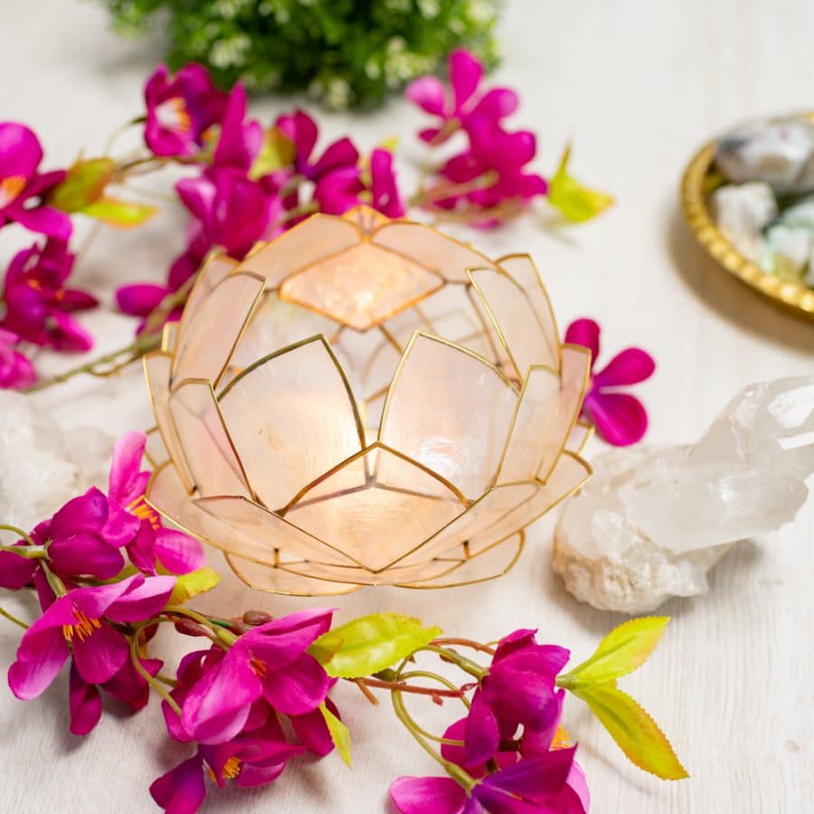 portavelas en forma de flor de loto blanca