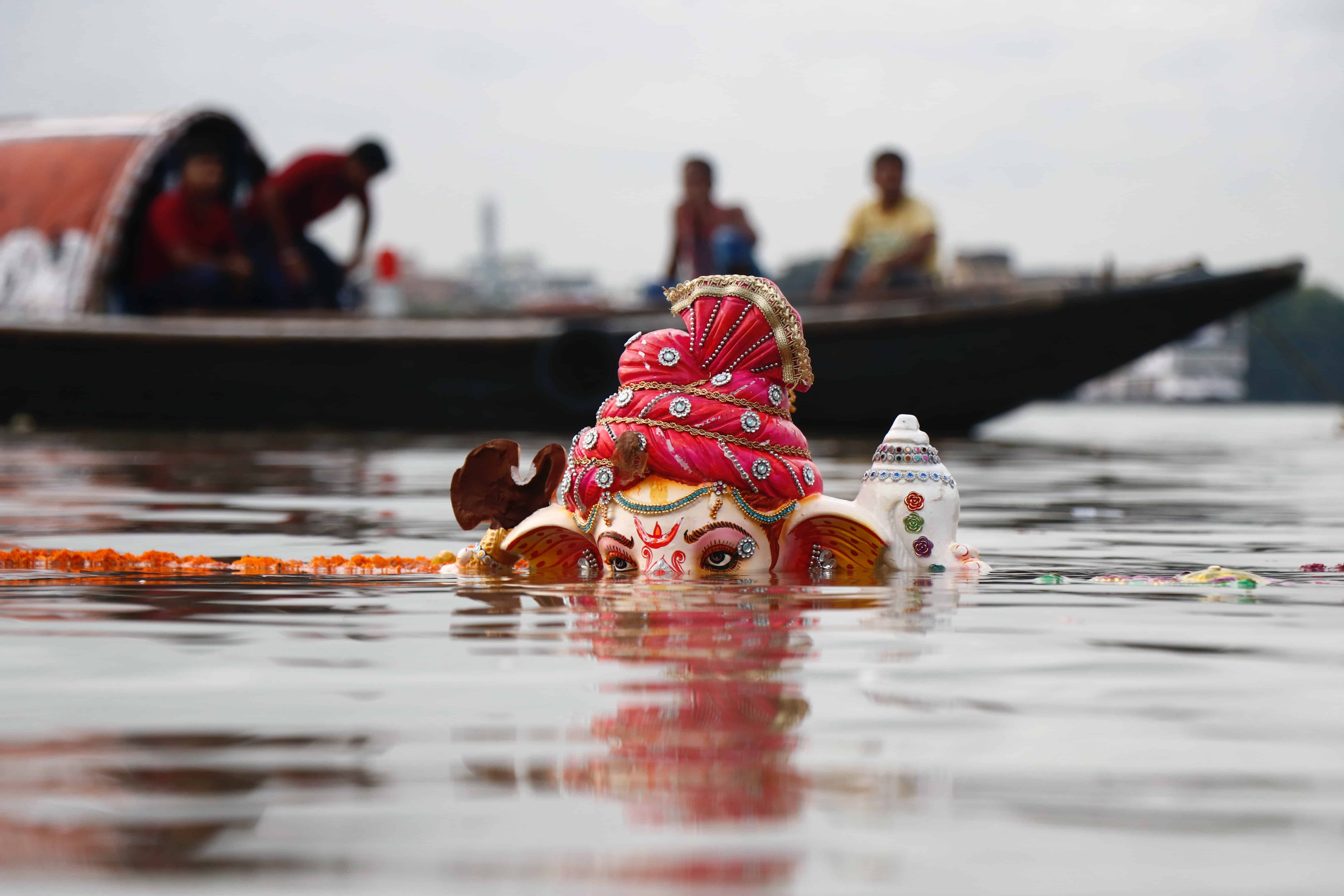 estatua de ganesha en el agua