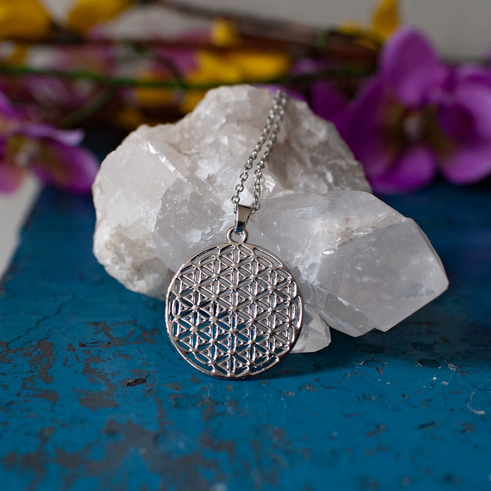 piedra con collar con colgante flor de la vida