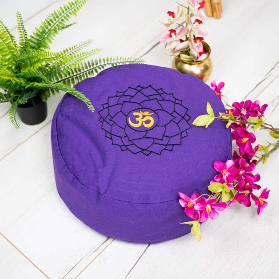 zafu cojín meditación color morado séptimo chakra