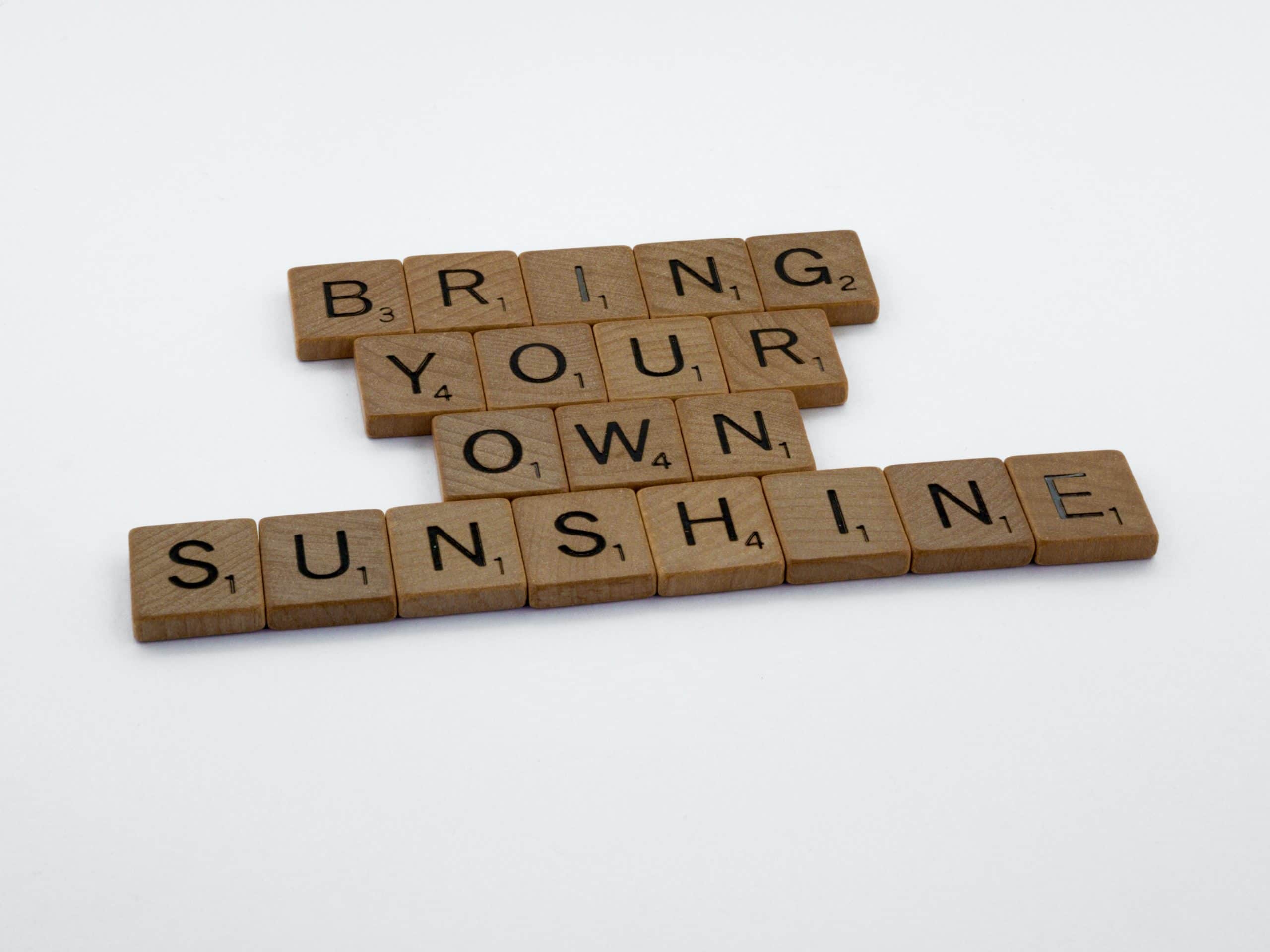 frase con letras de madera bring your own sunshine elementos signos zodiacales
