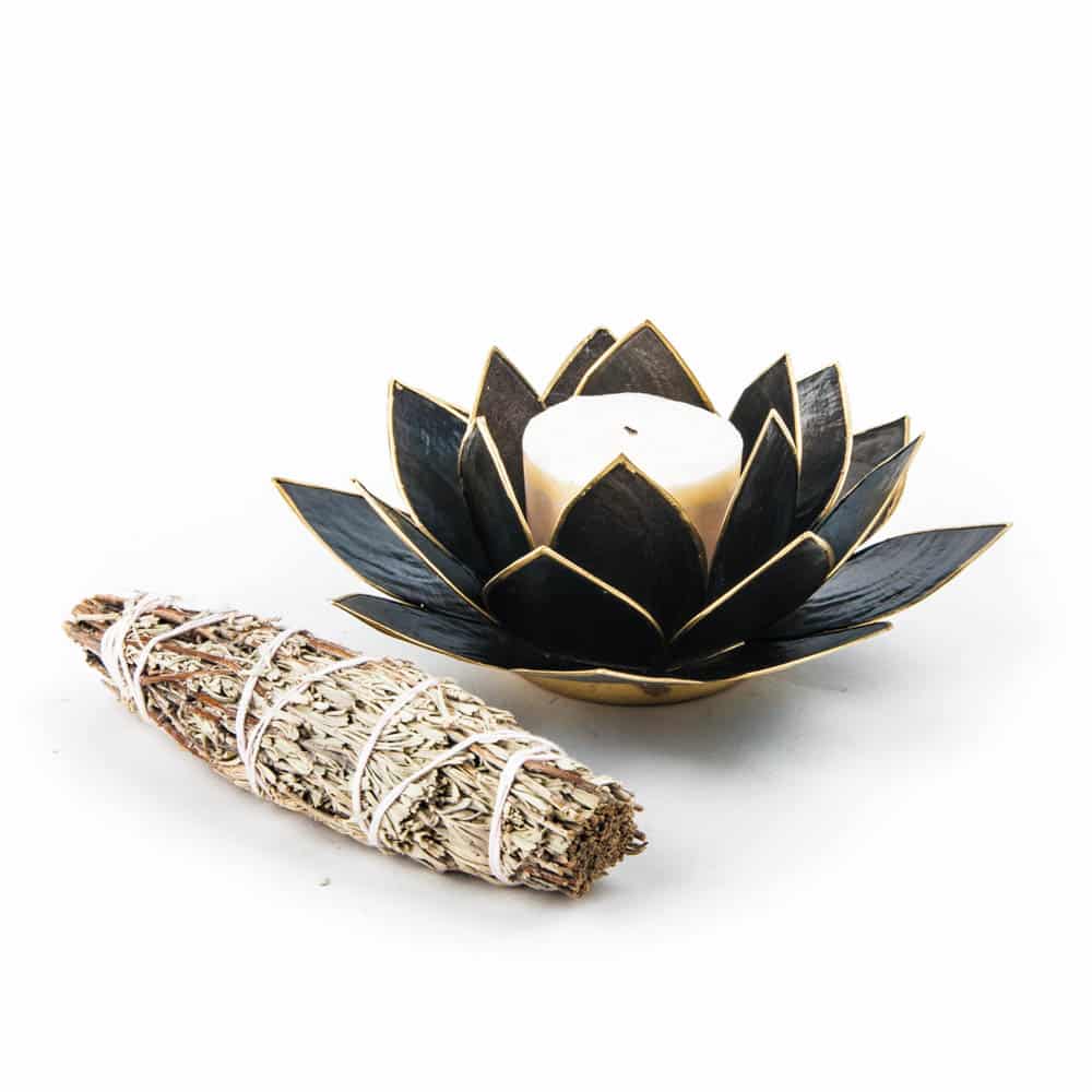 portavelas de loto negro con vela pequeña y smudge de salvia blanca, blog cómo hacer velas