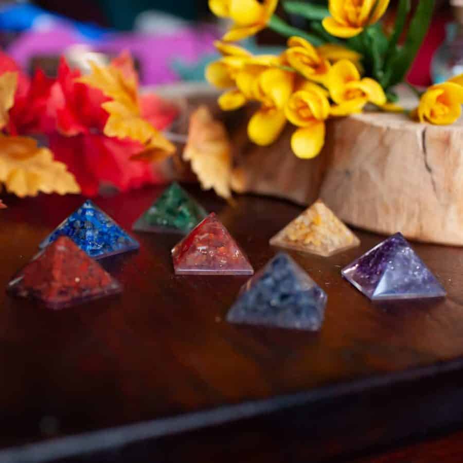 pirámides de orgonita con piedras preciosas de los chakras