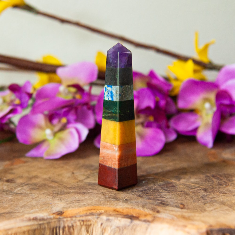 Punta de piedras preciosas con colores de los chakras
