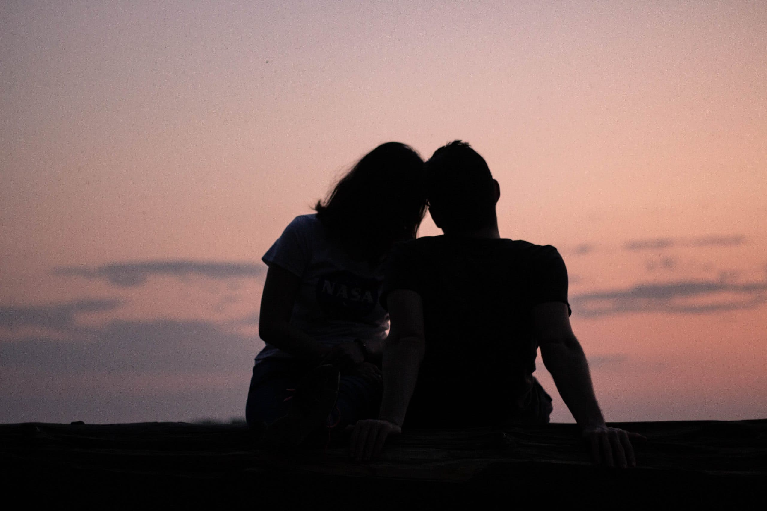 Dos personas mirando el atardecer Horóscopo Virgo